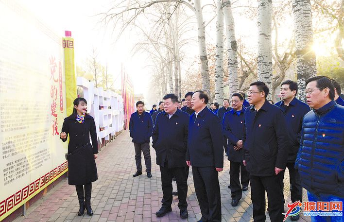 12月17日,市委书记宋殿宇参观濮阳市纪念改革开放40周年大型图片展.