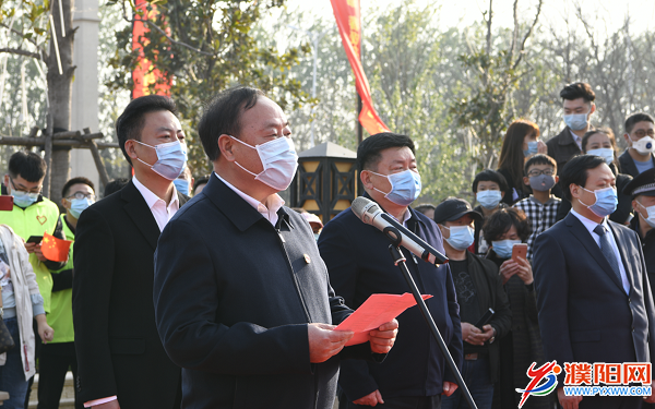 "3月30日下午,濮阳援鄂医疗队16名队员光荣凯旋,市委书记宋殿宇代表